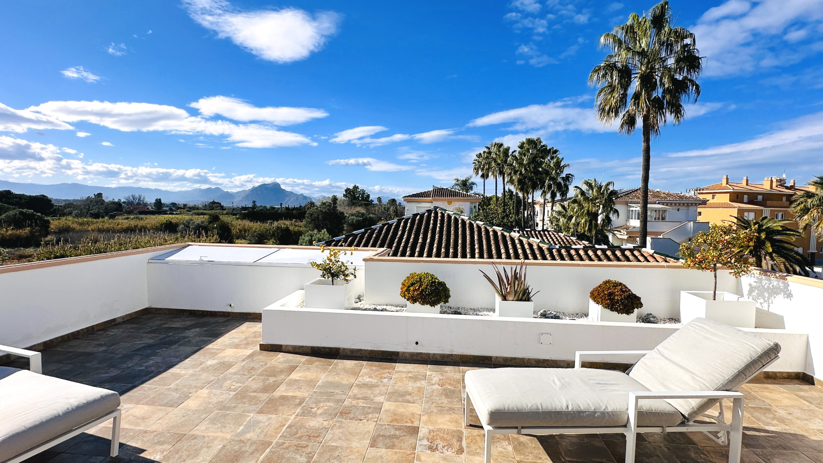 Hermoso ático completamente renovado con 3 terrazas y garaje, a solo 500 m del mar.