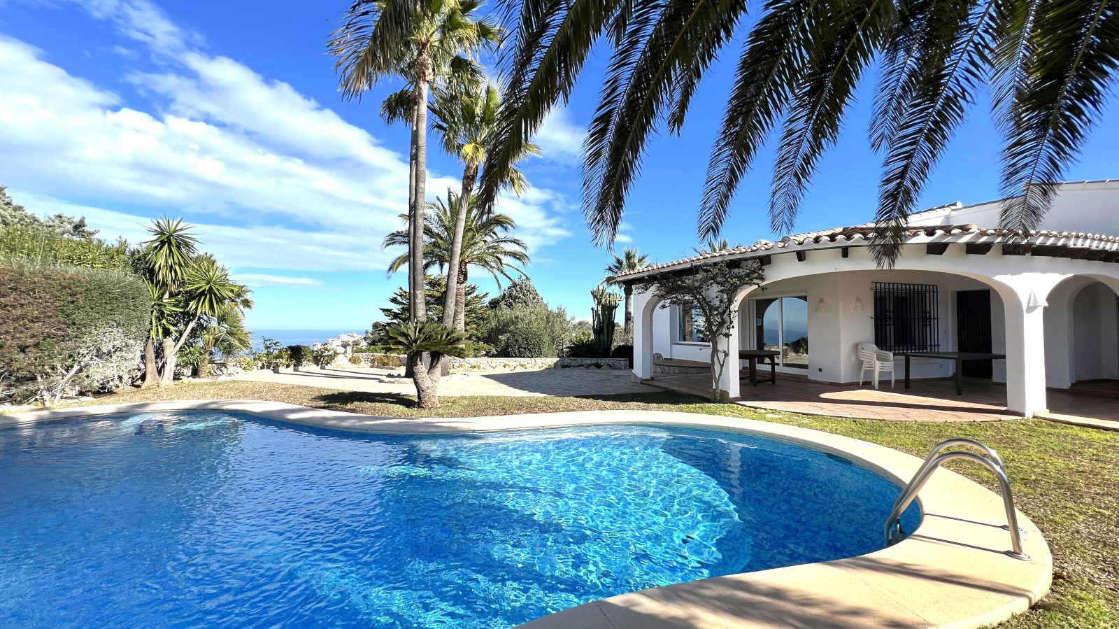 Exclusiva Villa de Estilo Finca con Impresionantes Vistas Panorámicas, Piscina y un Paraíso de Jardines en Monte Pego