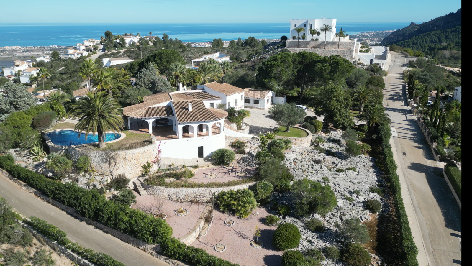 Exclusiva Villa de Estilo Finca con Impresionantes Vistas Panorámicas, Piscina y un Paraíso de Jardines en Monte Pego