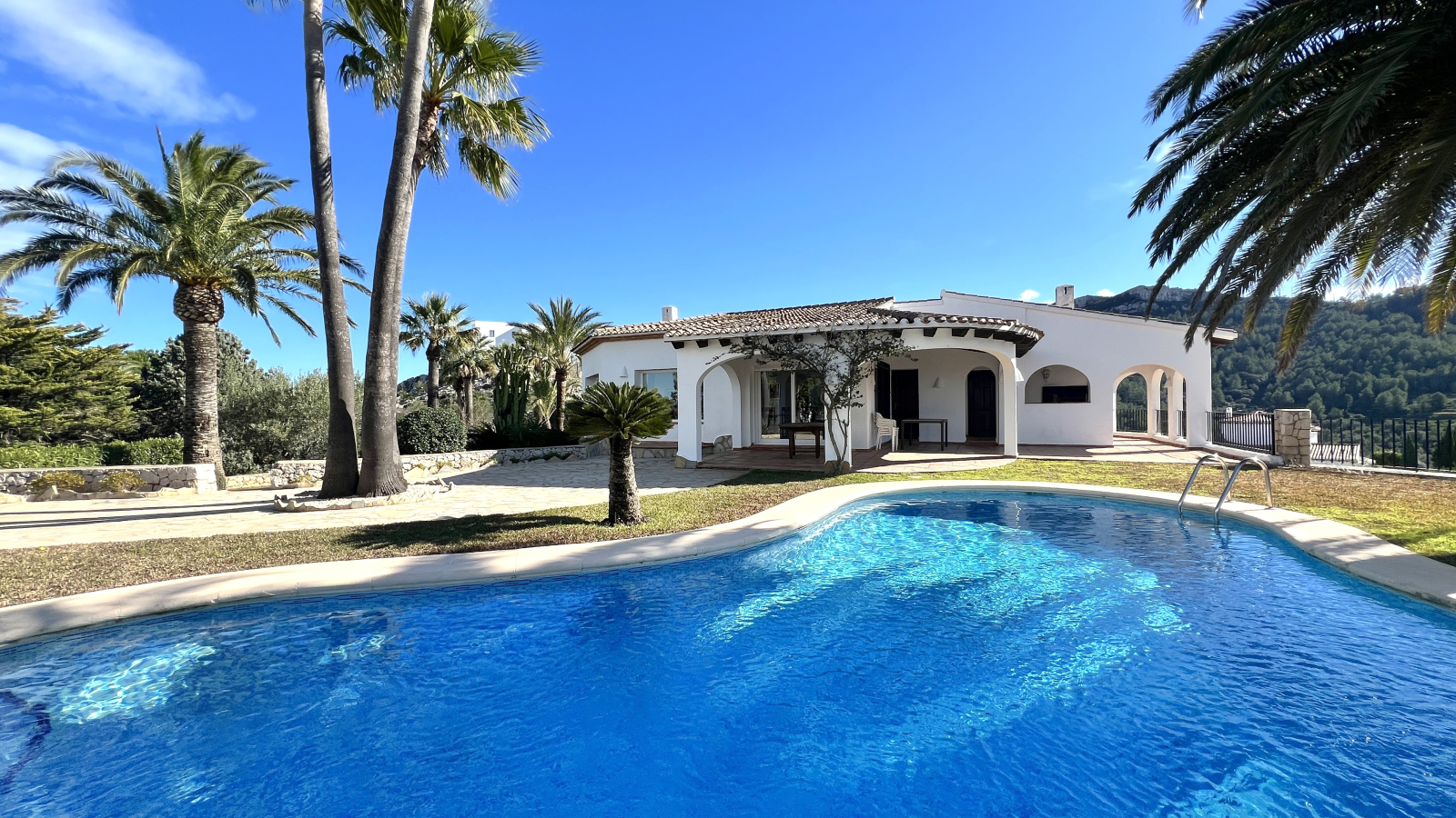 Exclusiva Villa de Estilo Finca con Impresionantes Vistas Panorámicas, Piscina y un Paraíso de Jardines en Monte Pego