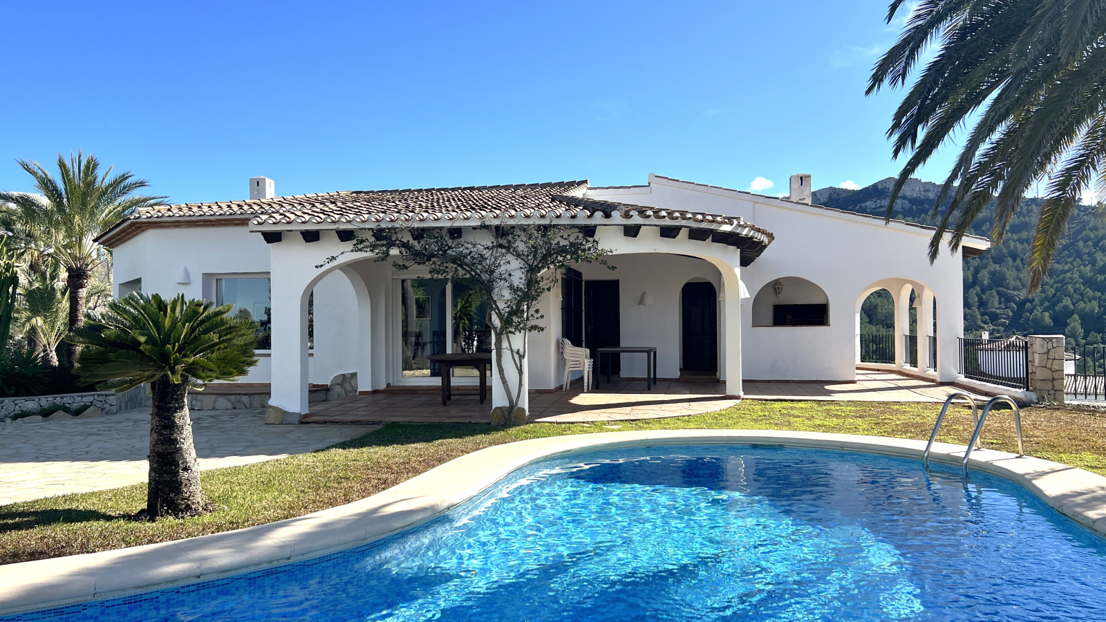 Exclusiva Villa de Estilo Finca con Impresionantes Vistas Panorámicas, Piscina y un Paraíso de Jardines en Monte Pego
