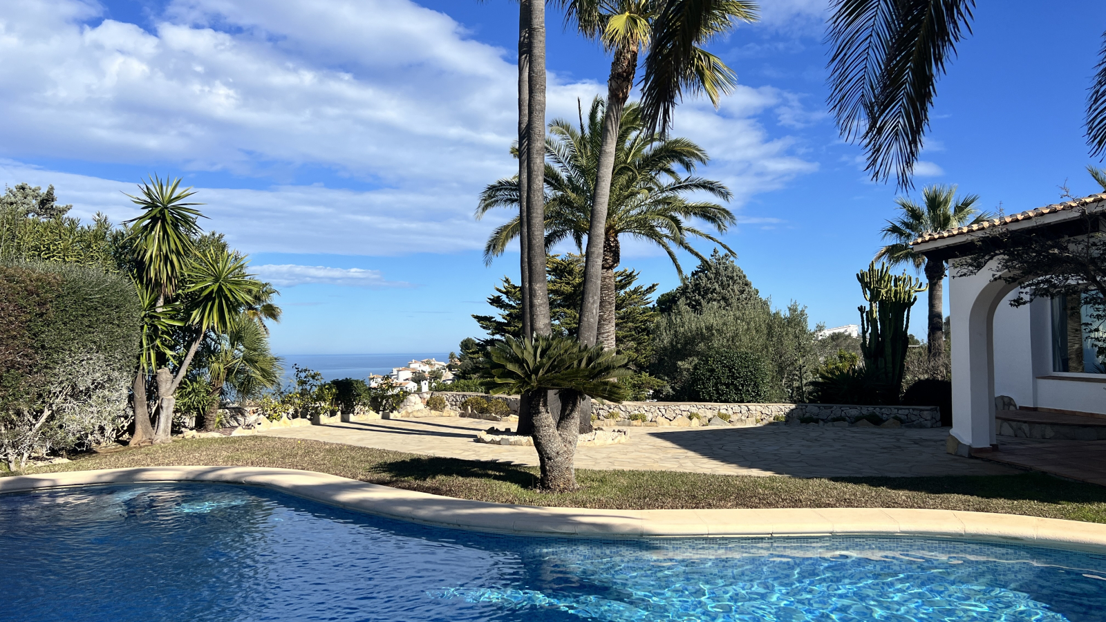 Exclusiva Villa de Estilo Finca con Impresionantes Vistas Panorámicas, Piscina y un Paraíso de Jardines en Monte Pego