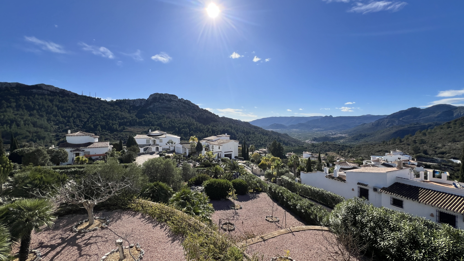 Exclusiva Villa de Estilo Finca con Impresionantes Vistas Panorámicas, Piscina y un Paraíso de Jardines en Monte Pego