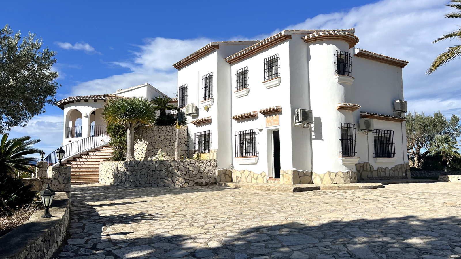 Exclusiva Villa de Estilo Finca con Impresionantes Vistas Panorámicas, Piscina y un Paraíso de Jardines en Monte Pego