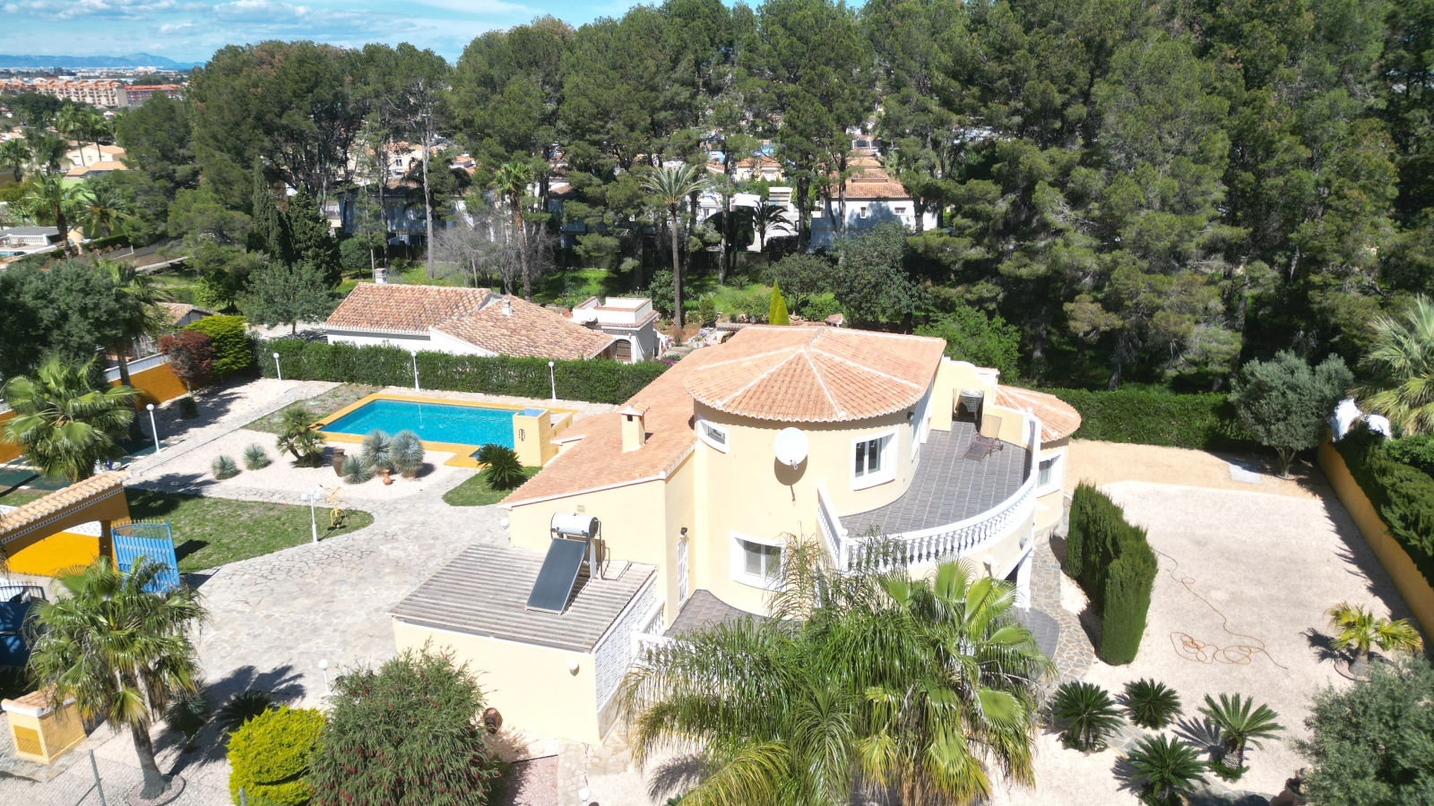 Very well-kept villa with 2,185 m2 of land, large pool, tennis court, well, garage, heating, air conditioning and many extras.
