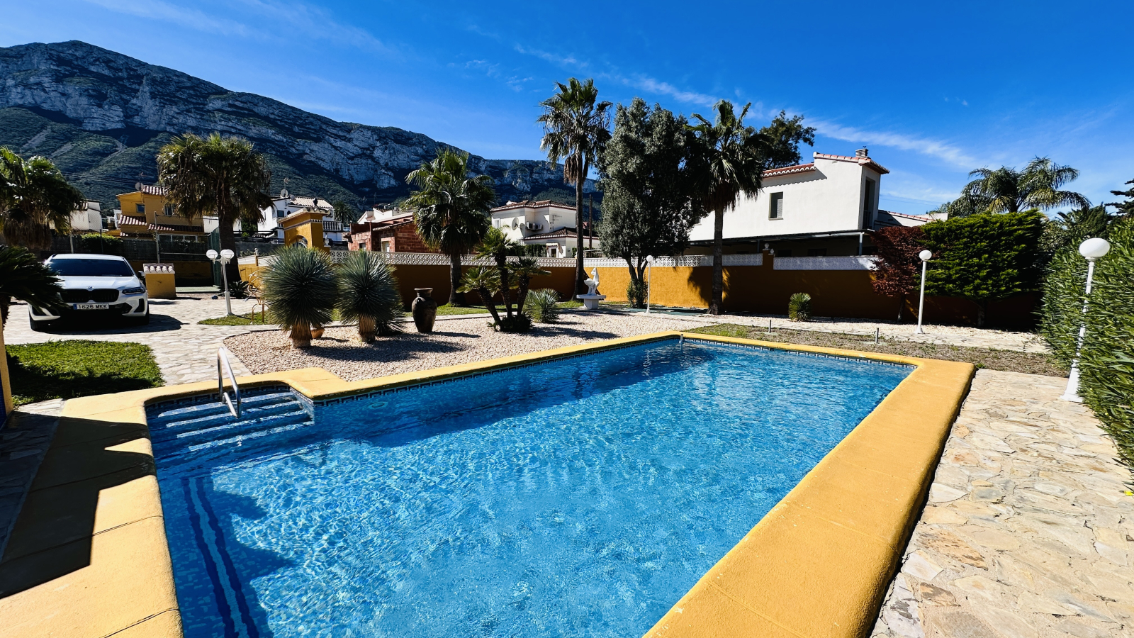 Very well-kept villa with 2,185 m2 of land, large pool, tennis court, well, garage, heating, air conditioning and many extras.
