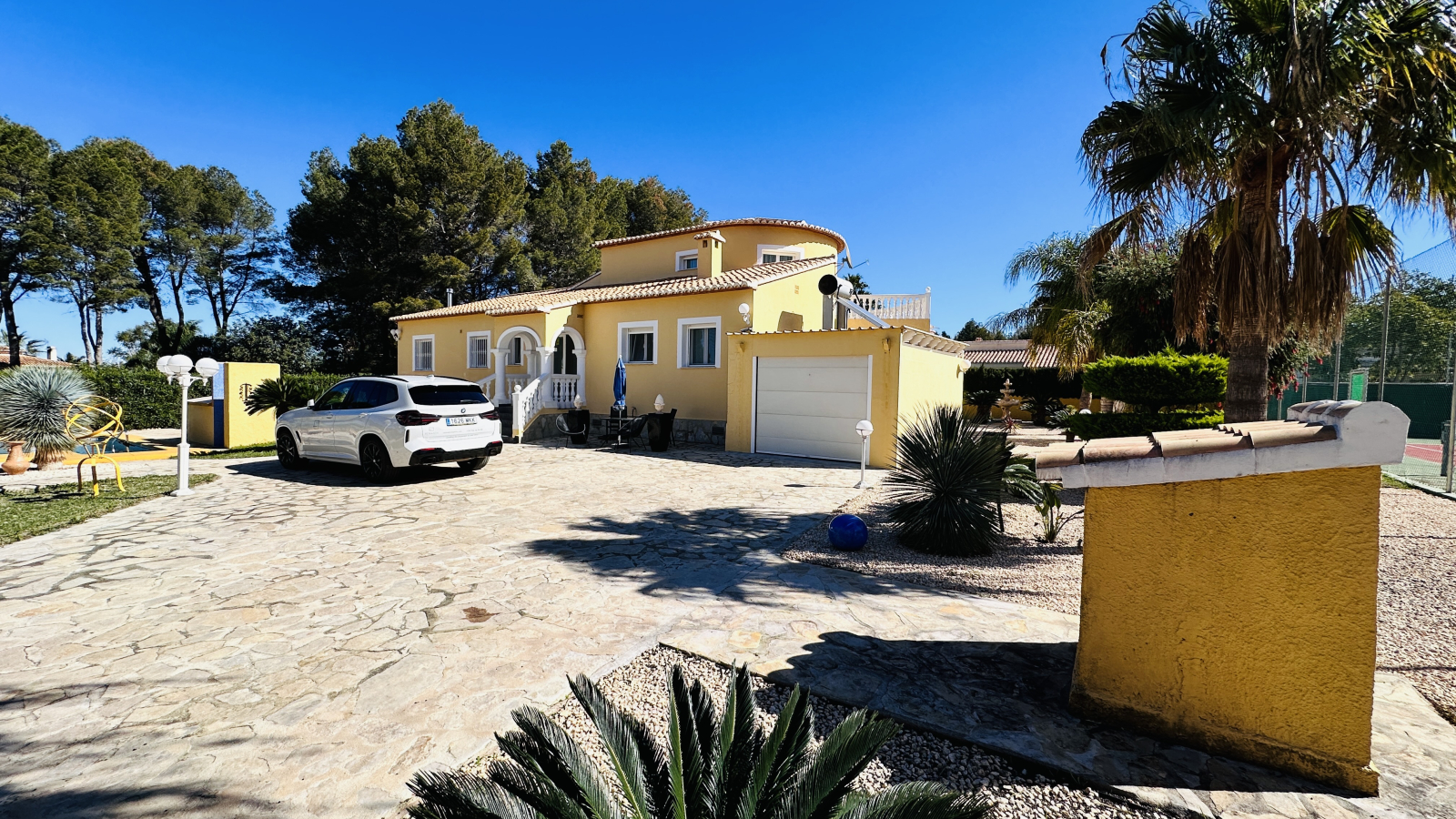 Very well-kept villa with 2,185 m2 of land, large pool, tennis court, well, garage, heating, air conditioning and many extras.