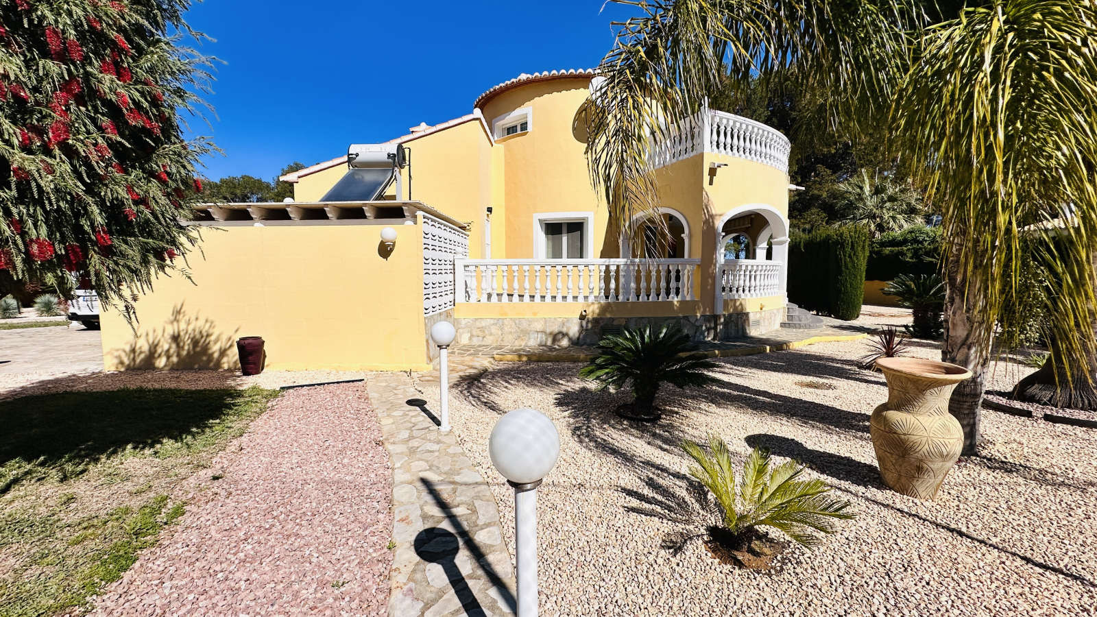 Very well-kept villa with 2,185 m2 of land, large pool, tennis court, well, garage, heating, air conditioning and many extras.