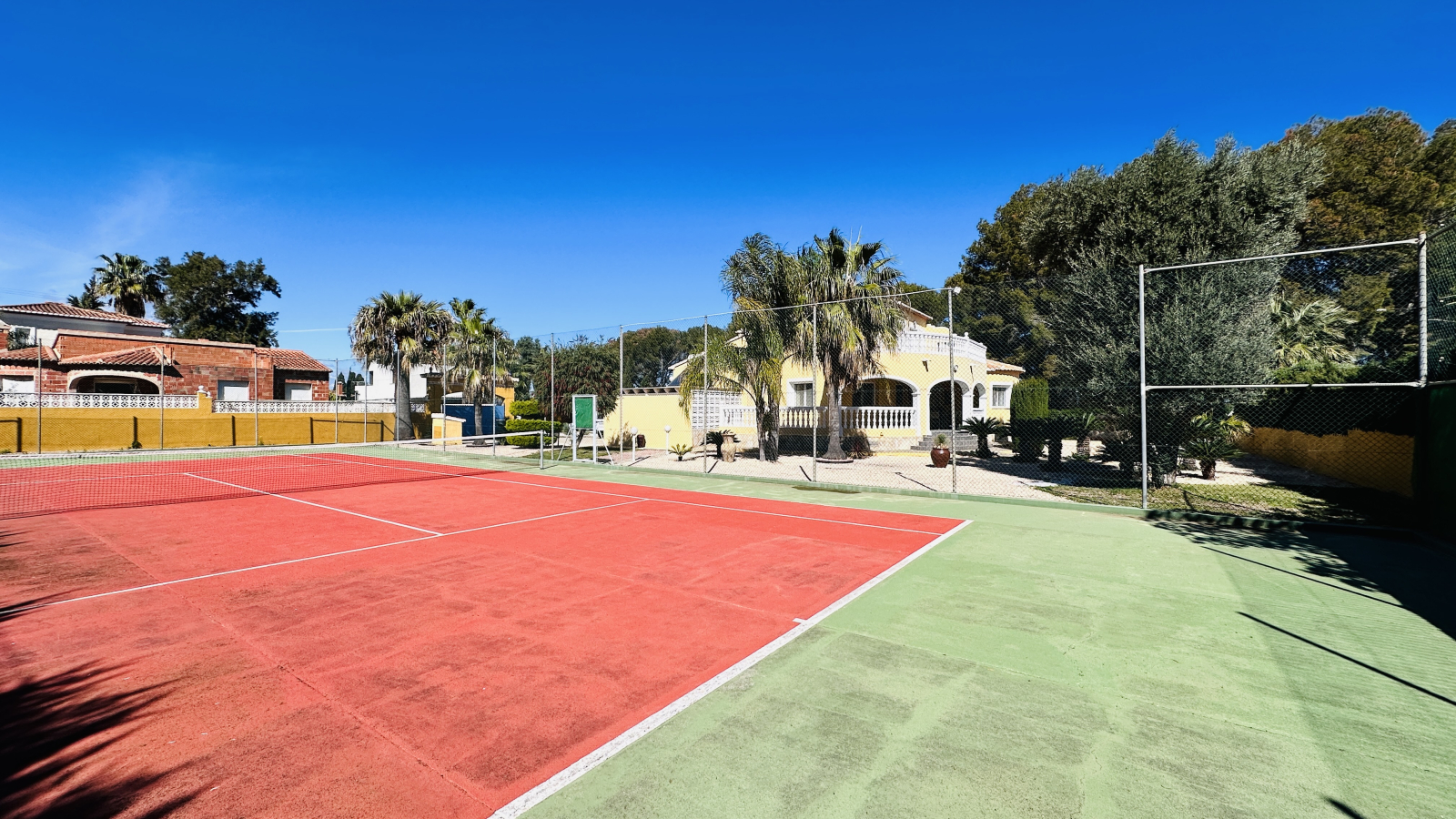 Very well-kept villa with 2,185 m2 of land, large pool, tennis court, well, garage, heating, air conditioning and many extras.
