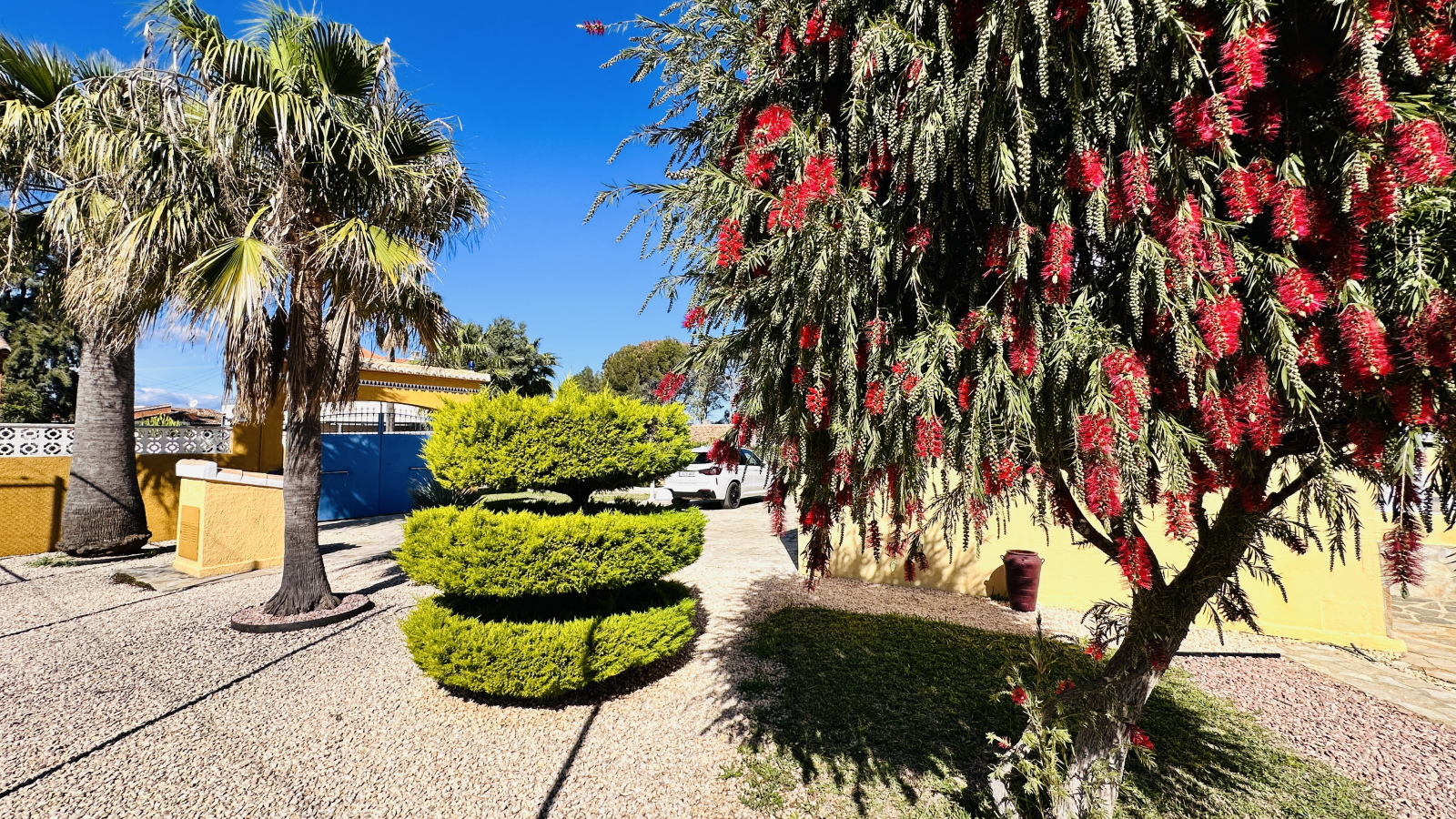 Very well-kept villa with 2,185 m2 of land, large pool, tennis court, well, garage, heating, air conditioning and many extras.