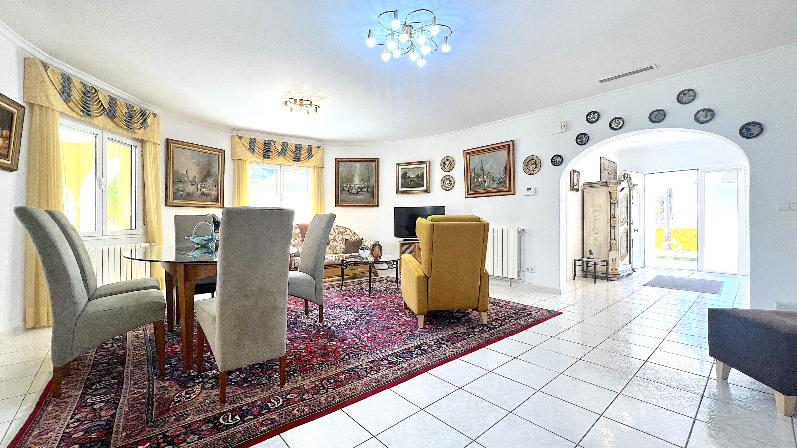 Very well-kept villa with 2,185 m2 of land, large pool, tennis court, well, garage, heating, air conditioning and many extras.
