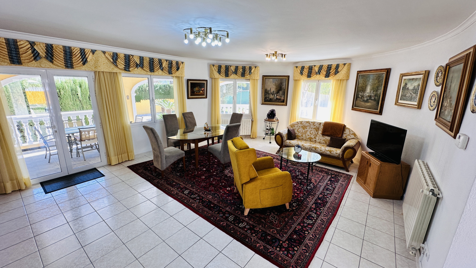 Very well-kept villa with 2,185 m2 of land, large pool, tennis court, well, garage, heating, air conditioning and many extras.