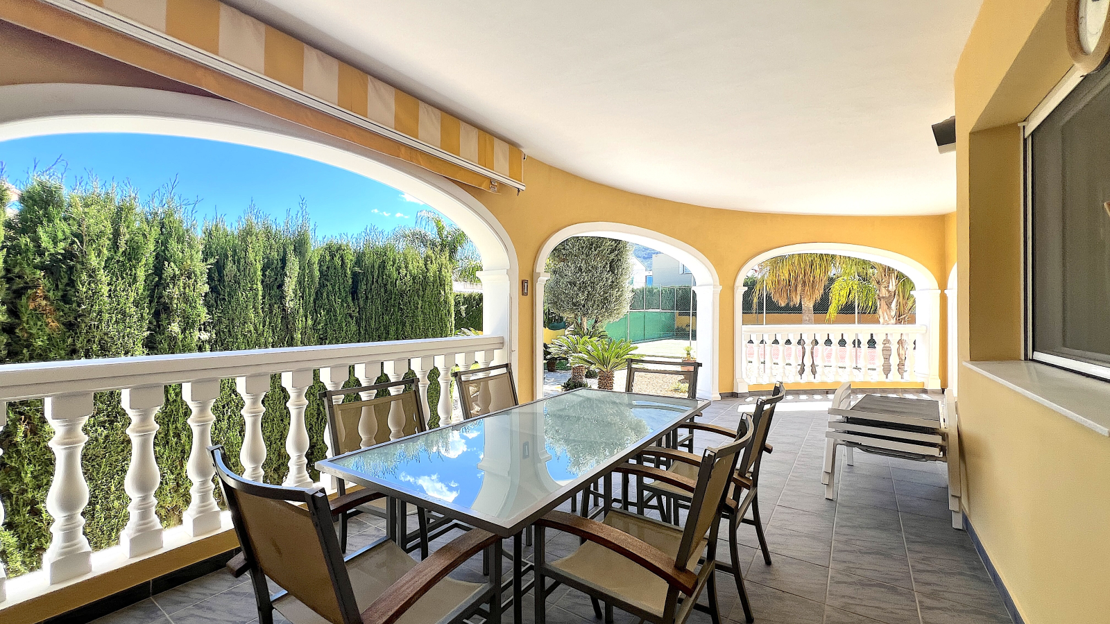 Very well-kept villa with 2,185 m2 of land, large pool, tennis court, well, garage, heating, air conditioning and many extras.