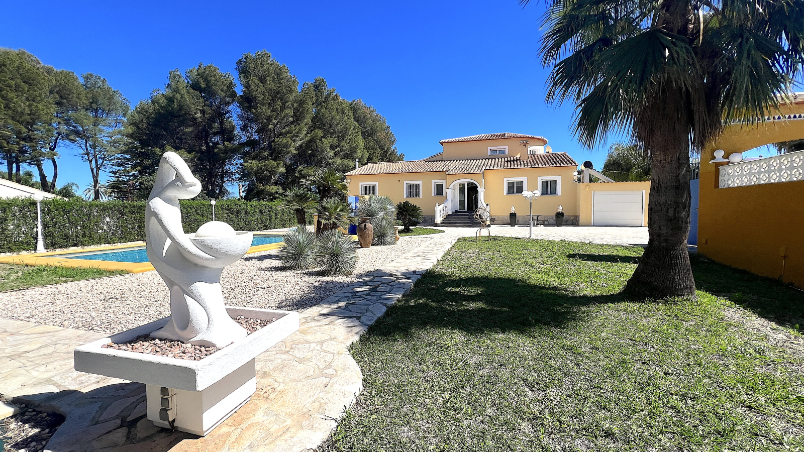 Very well-kept villa with 2,185 m2 of land, large pool, tennis court, well, garage, heating, air conditioning and many extras.