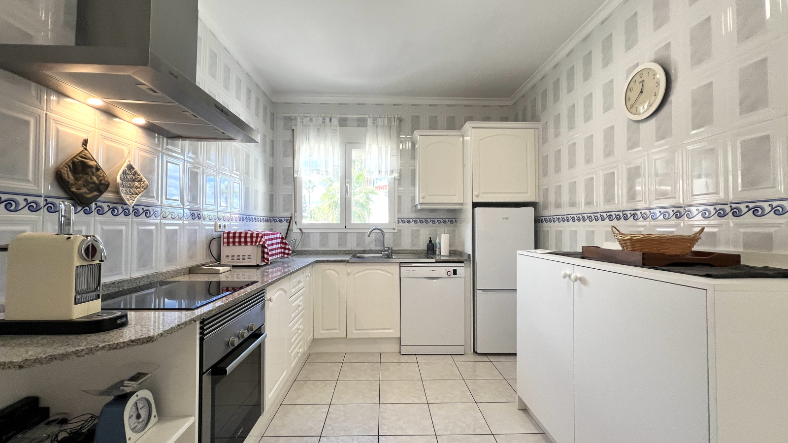 Very well-kept villa with 2,185 m2 of land, large pool, tennis court, well, garage, heating, air conditioning and many extras.