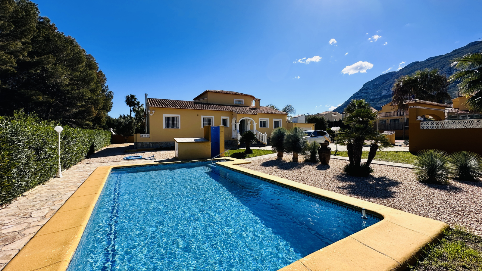 Very well-kept villa with 2,185 m2 of land, large pool, tennis court, well, garage, heating, air conditioning and many extras.