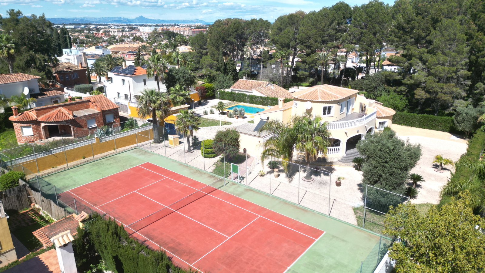 Very well-kept villa with 2,185 m2 of land, large pool, tennis court, well, garage, heating, air conditioning and many extras.