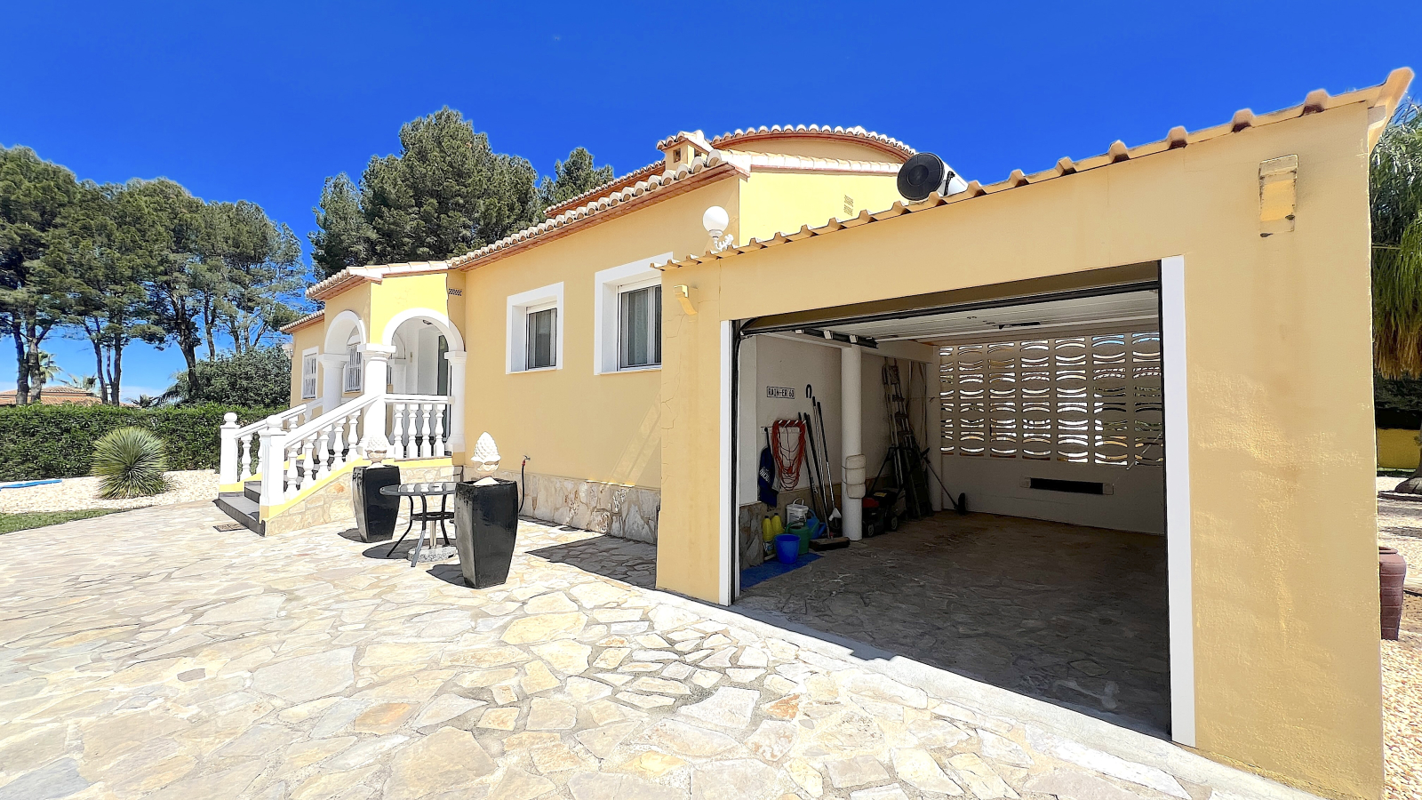Very well-kept villa with 2,185 m2 of land, large pool, tennis court, well, garage, heating, air conditioning and many extras.
