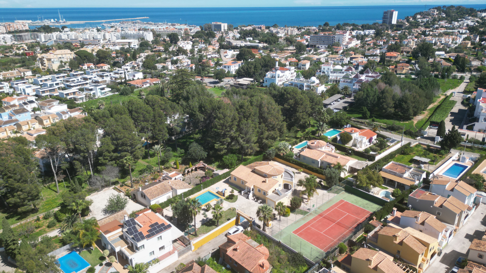Very well-kept villa with 2,185 m2 of land, large pool, tennis court, well, garage, heating, air conditioning and many extras.