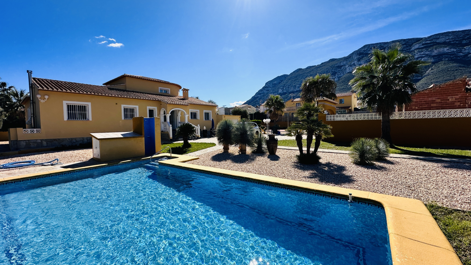 Very well-kept villa with 2,185 m2 of land, large pool, tennis court, well, garage, heating, air conditioning and many extras.