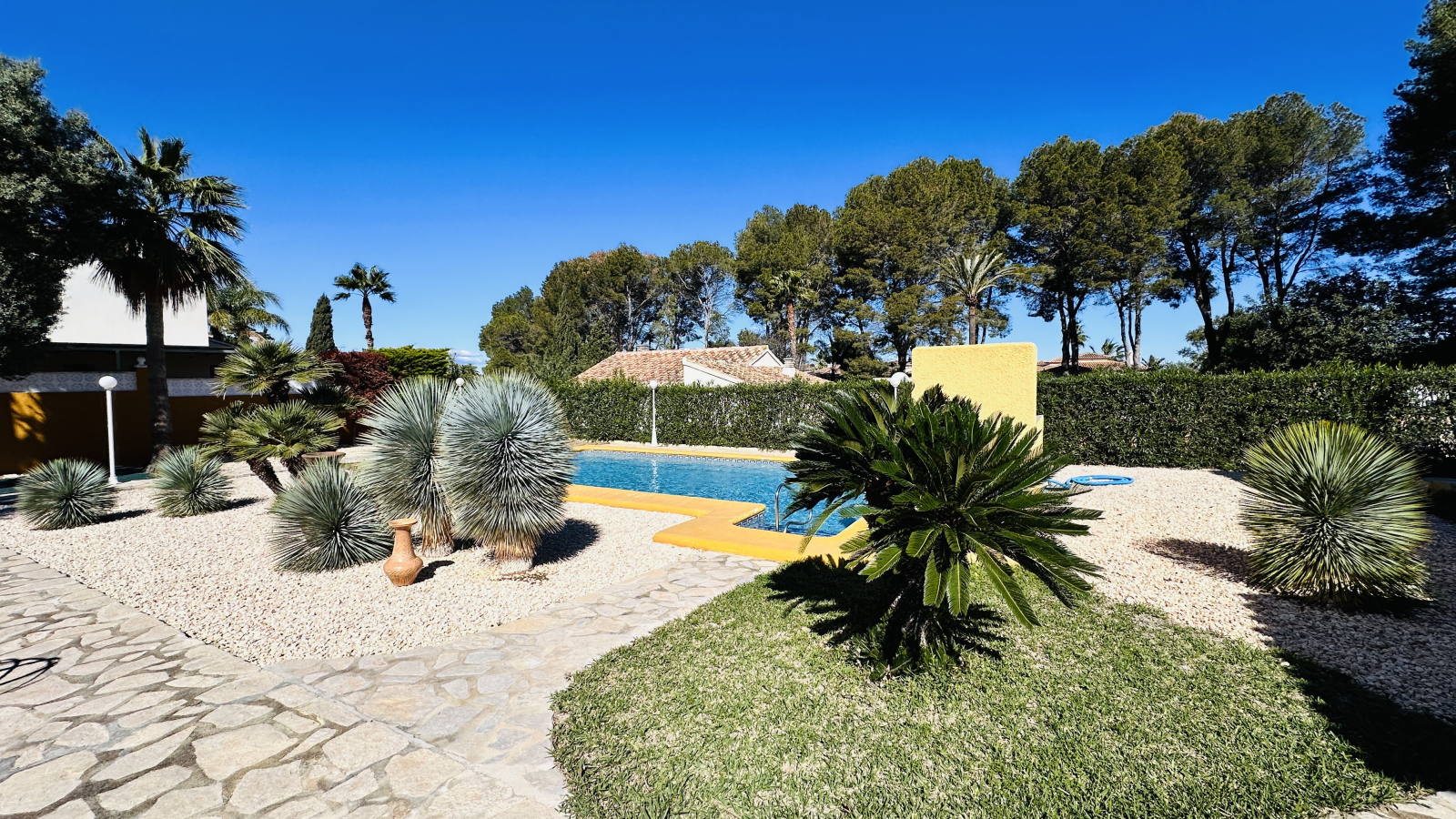 Very well-kept villa with 2,185 m2 of land, large pool, tennis court, well, garage, heating, air conditioning and many extras.