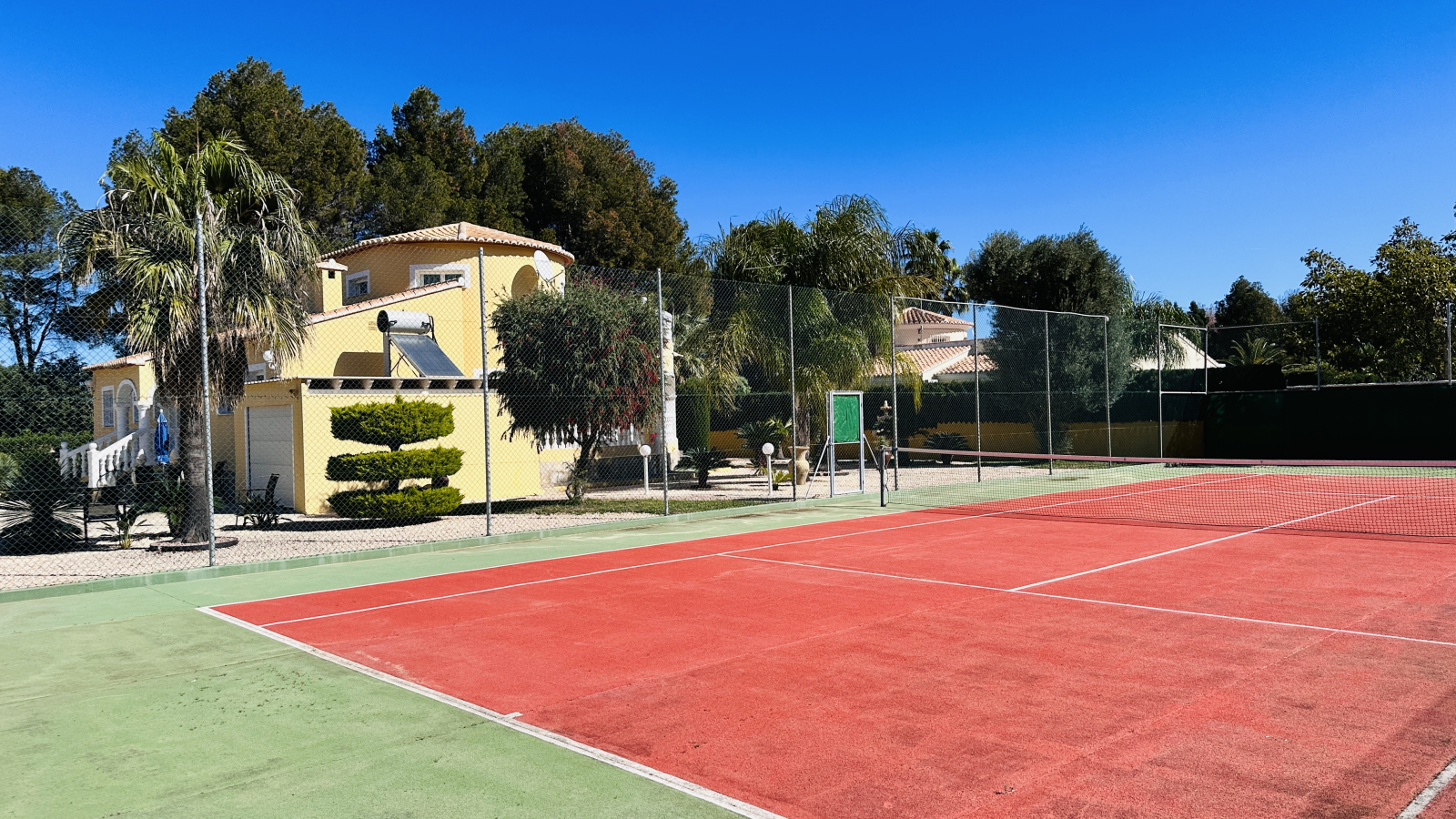 Very well-kept villa with 2,185 m2 of land, large pool, tennis court, well, garage, heating, air conditioning and many extras.