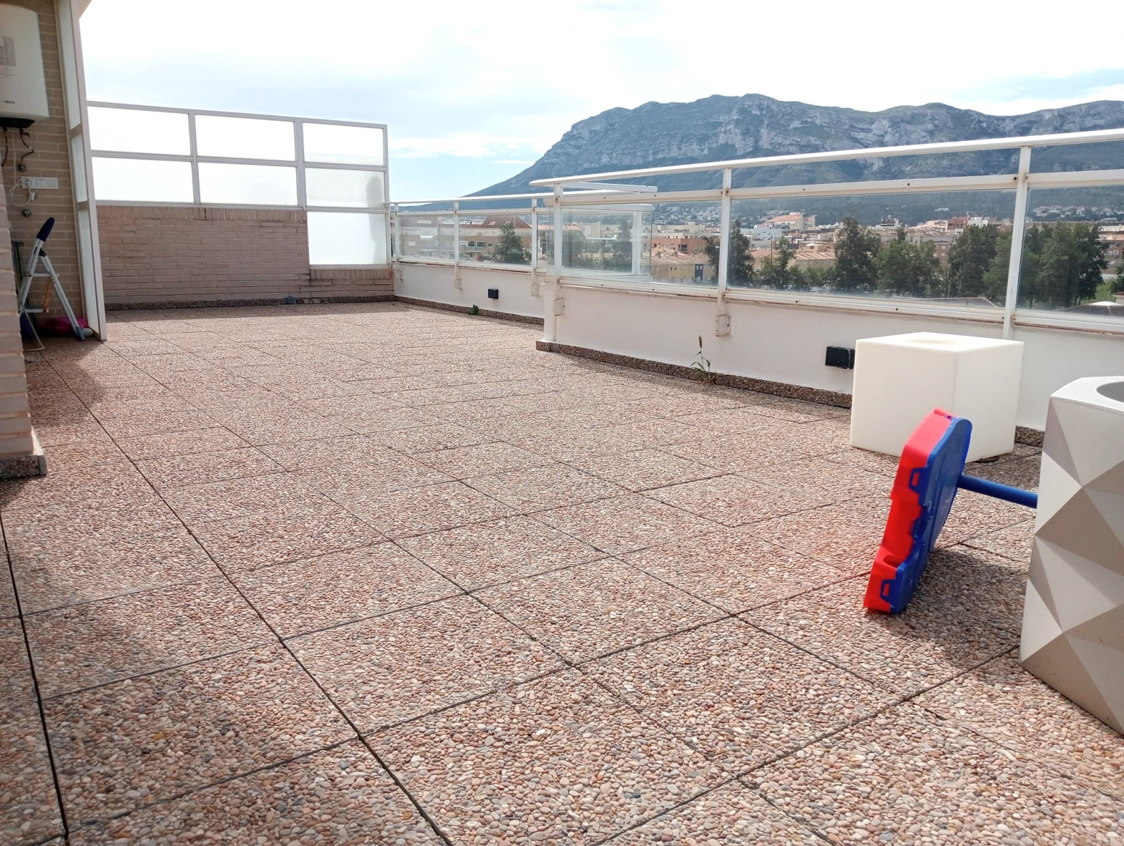 Attraktives Penthouse mit 2 Schlafzimmern in der Nähe des Sportzentrums von Dénia