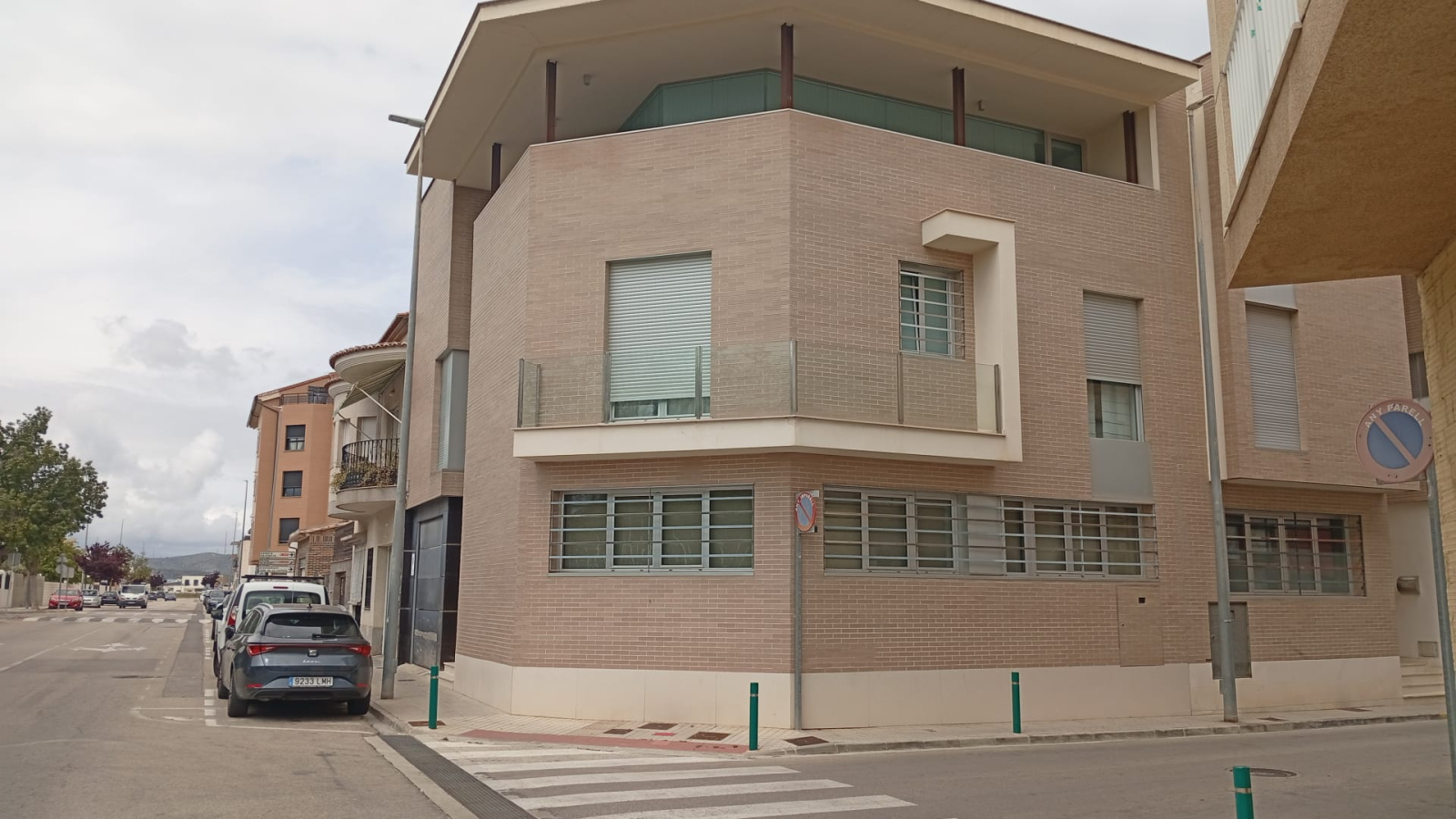 Bonita y moderna casa adosada en esquina con 4 dormitorios, 2 baños, garaje y muchos extras.