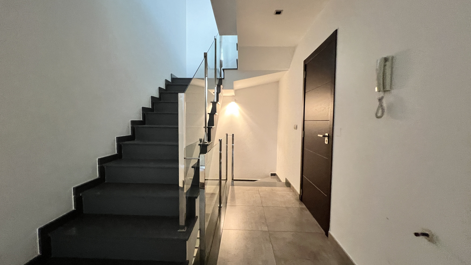 Bonita y moderna casa adosada en esquina con 4 dormitorios, 2 baños, garaje y muchos extras.