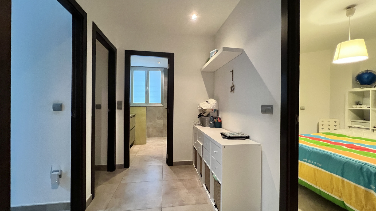 Bonita y moderna casa adosada en esquina con 4 dormitorios, 2 baños, garaje y muchos extras.