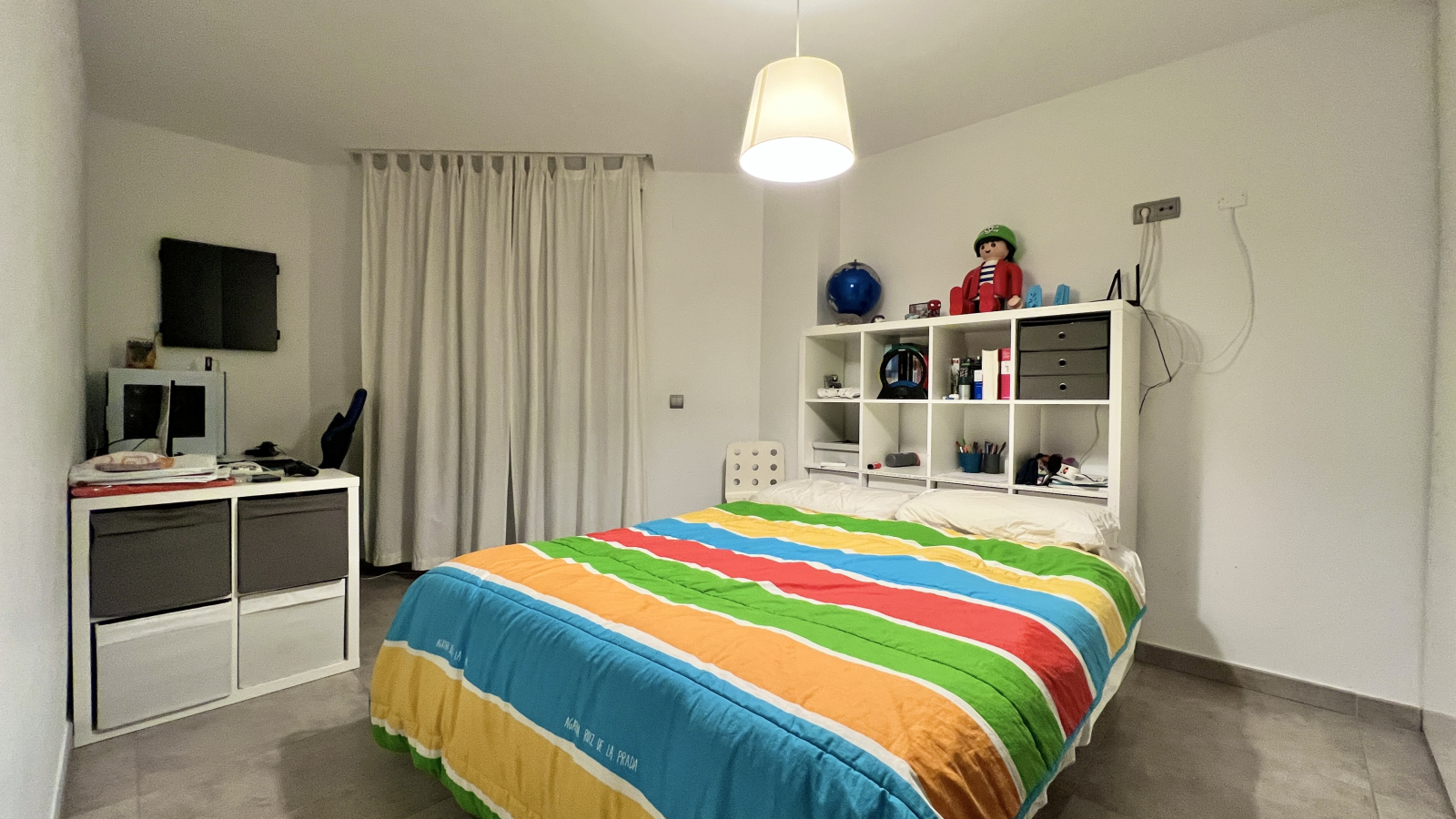 Bonita y moderna casa adosada en esquina con 4 dormitorios, 2 baños, garaje y muchos extras.