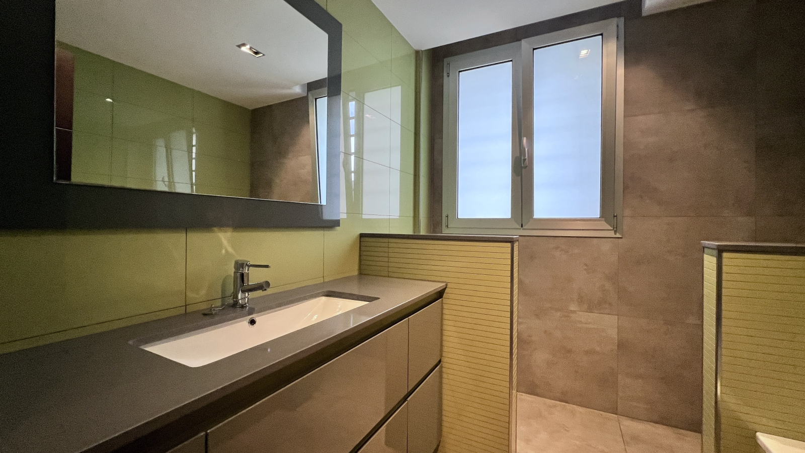 Bonita y moderna casa adosada en esquina con 4 dormitorios, 2 baños, garaje y muchos extras.