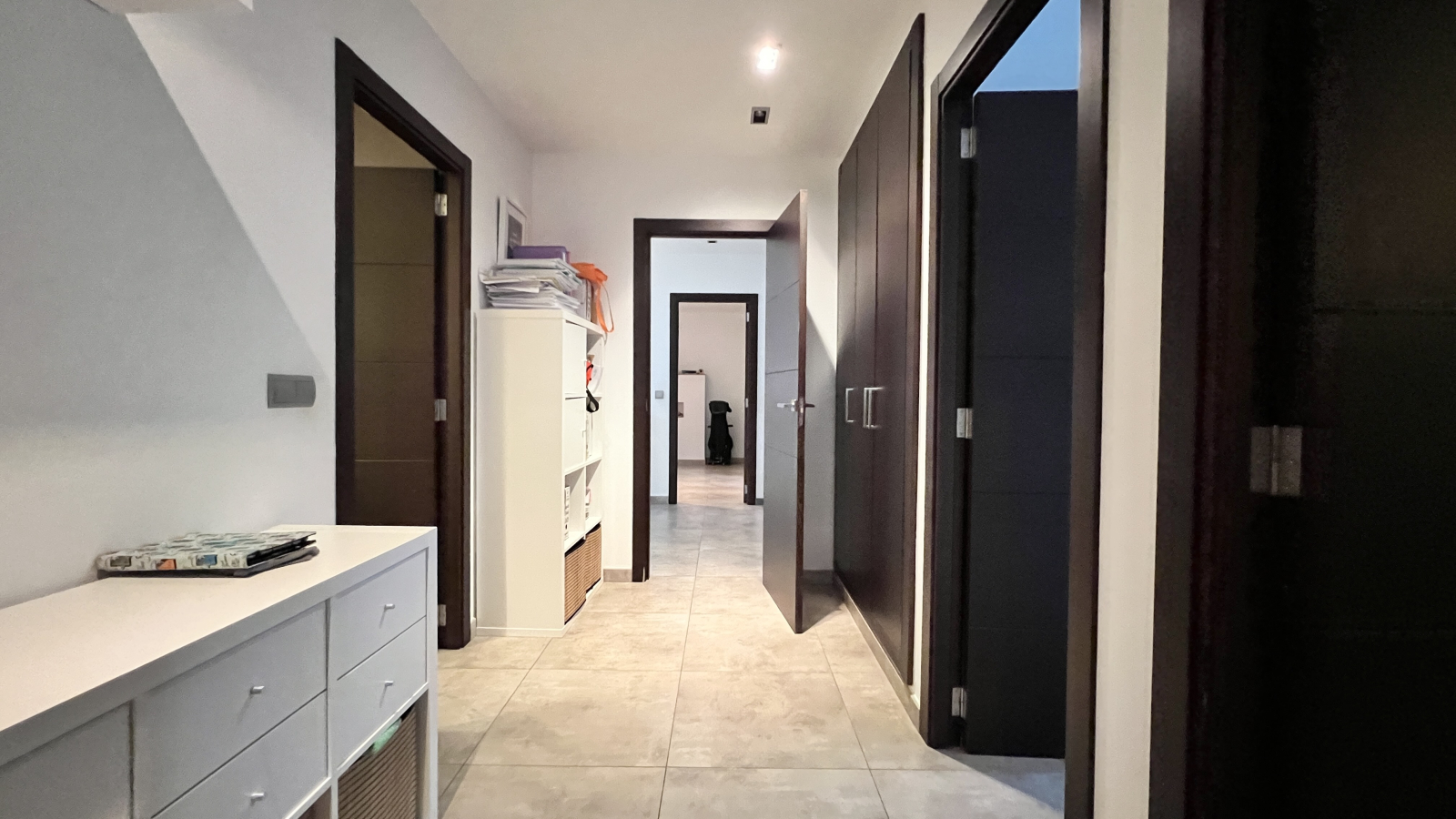 Bonita y moderna casa adosada en esquina con 4 dormitorios, 2 baños, garaje y muchos extras.