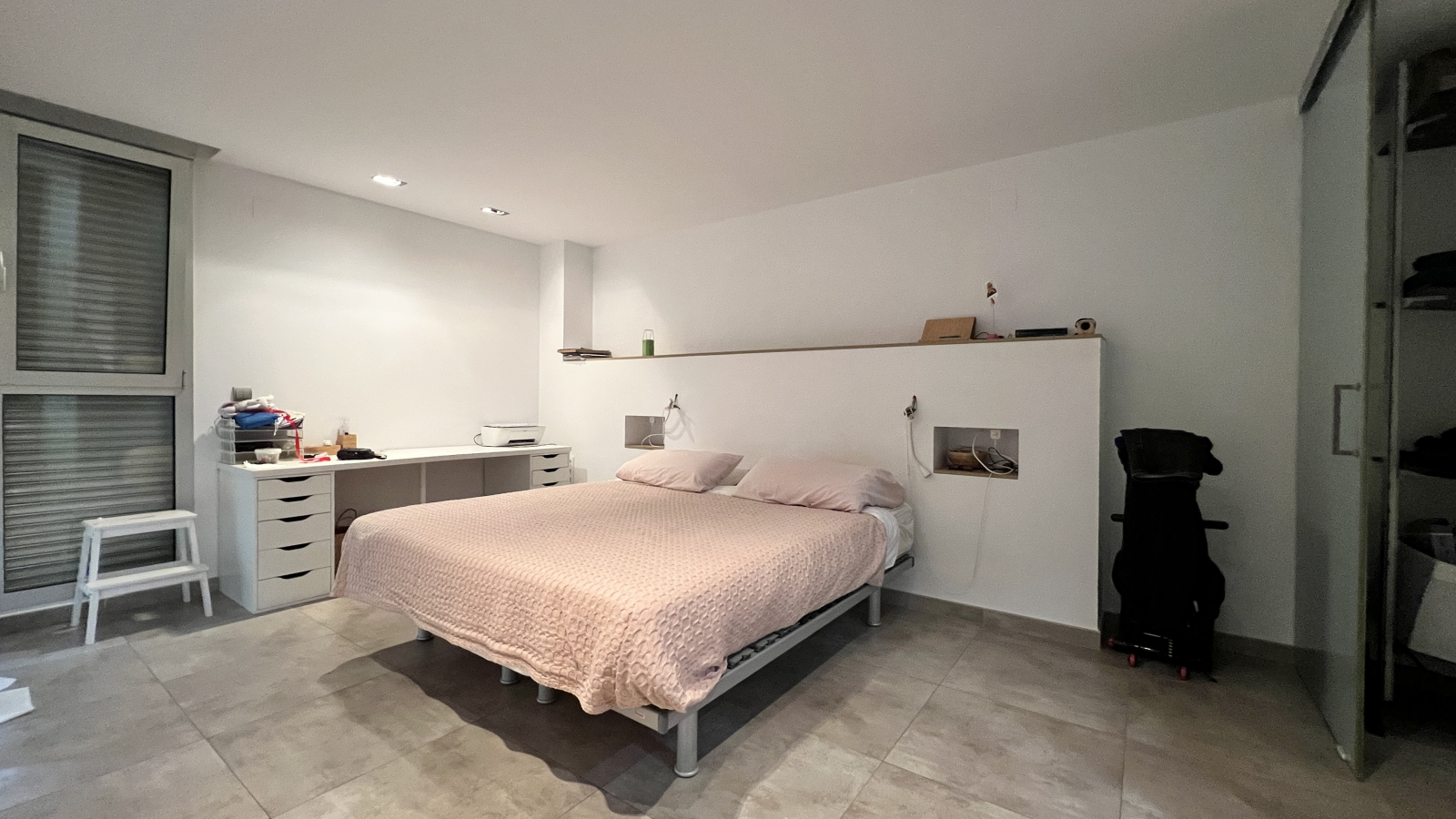 Bonita y moderna casa adosada en esquina con 4 dormitorios, 2 baños, garaje y muchos extras.