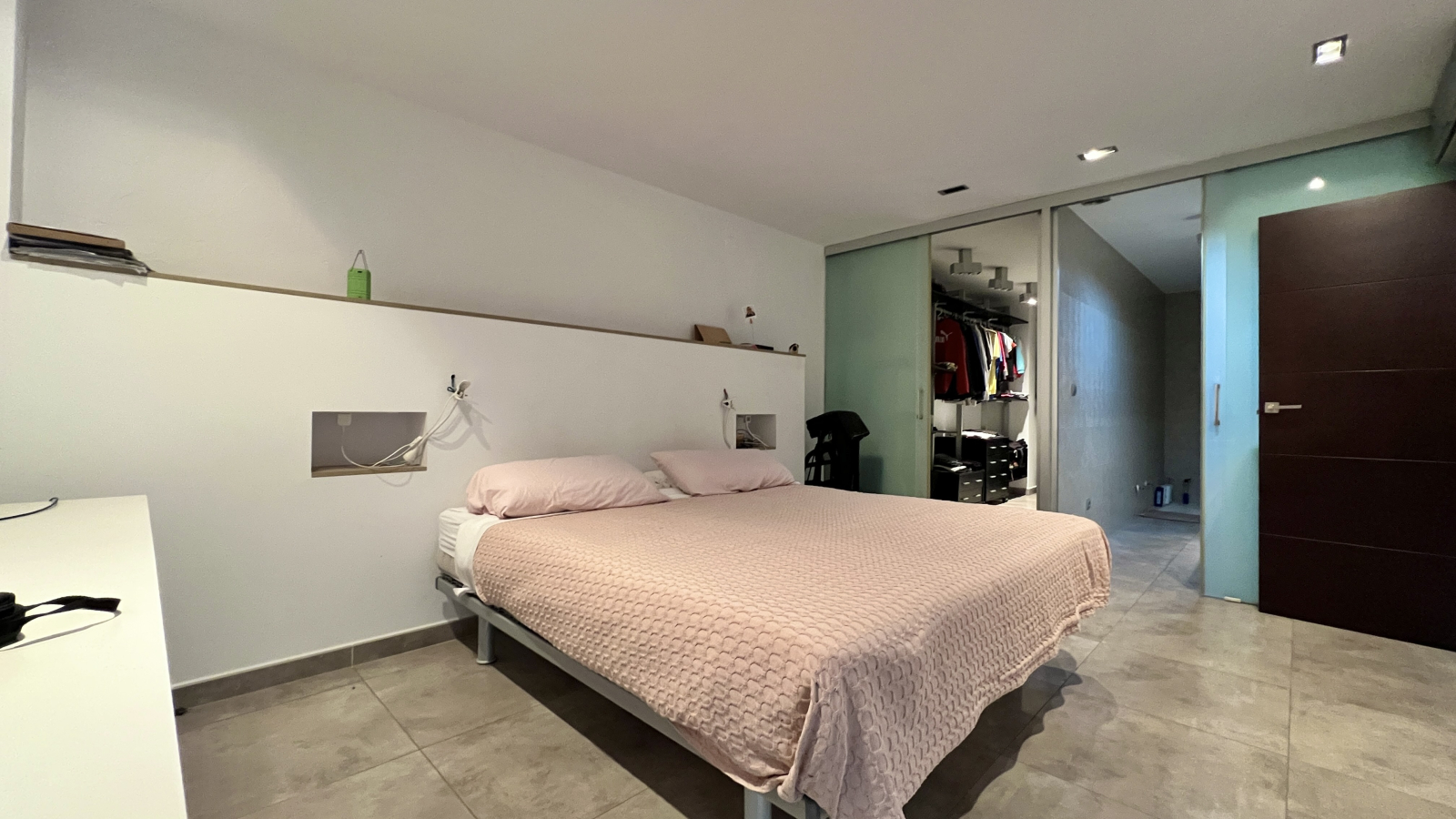 Bonita y moderna casa adosada en esquina con 4 dormitorios, 2 baños, garaje y muchos extras.