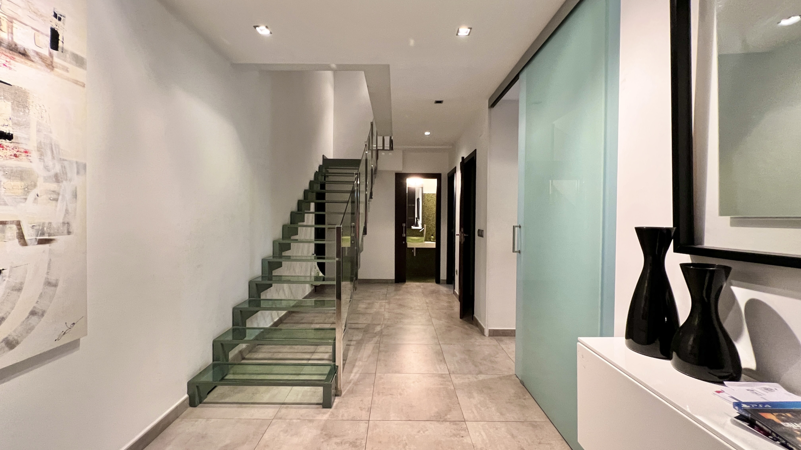 Bonita y moderna casa adosada en esquina con 4 dormitorios, 2 baños, garaje y muchos extras.