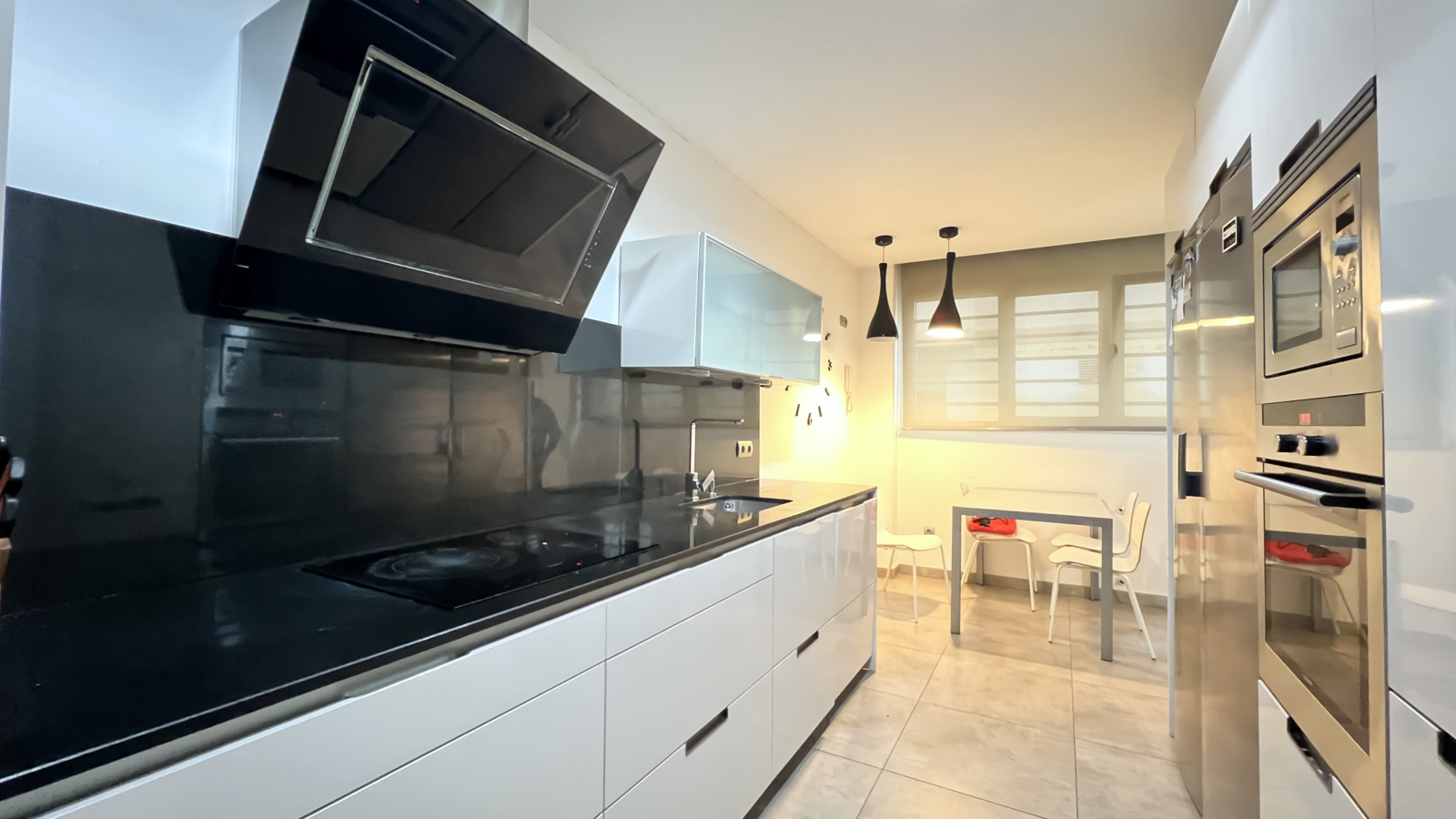 Bonita y moderna casa adosada en esquina con 4 dormitorios, 2 baños, garaje y muchos extras.