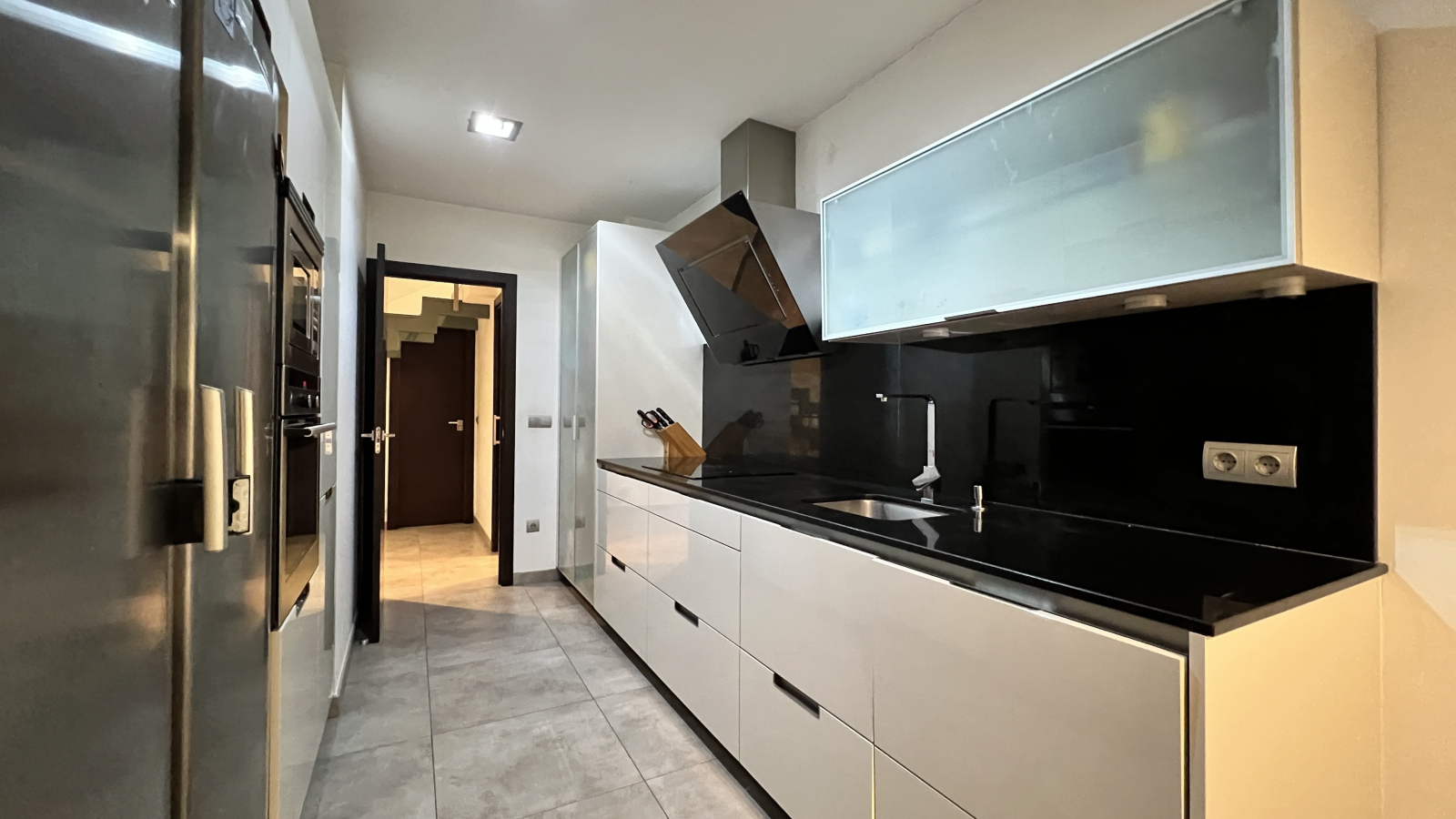 Bonita y moderna casa adosada en esquina con 4 dormitorios, 2 baños, garaje y muchos extras.