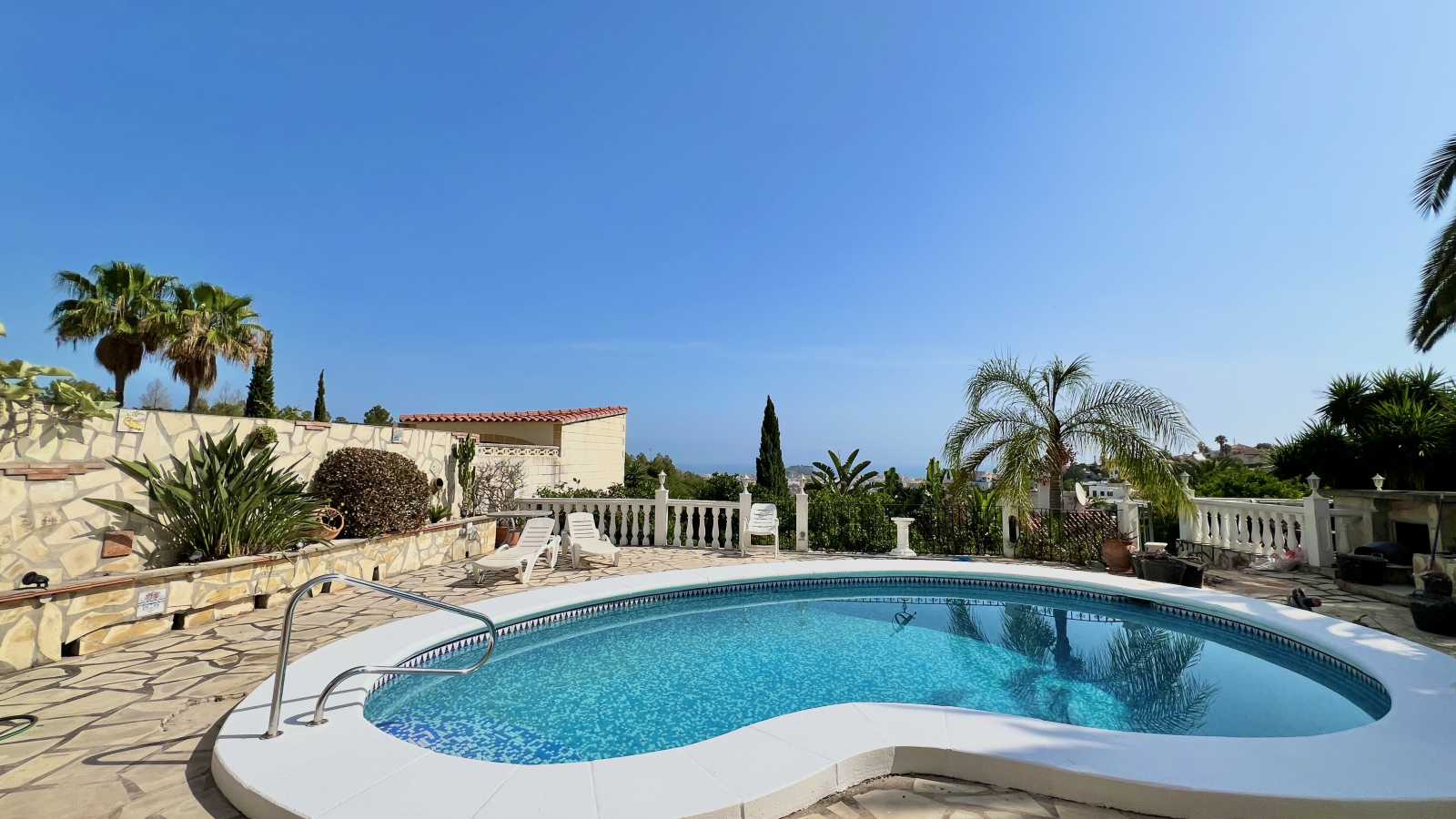Casa de ensueño con vistas al mar y al castillo: 2 dormitorios, apartamento independiente, garaje y mucho más.