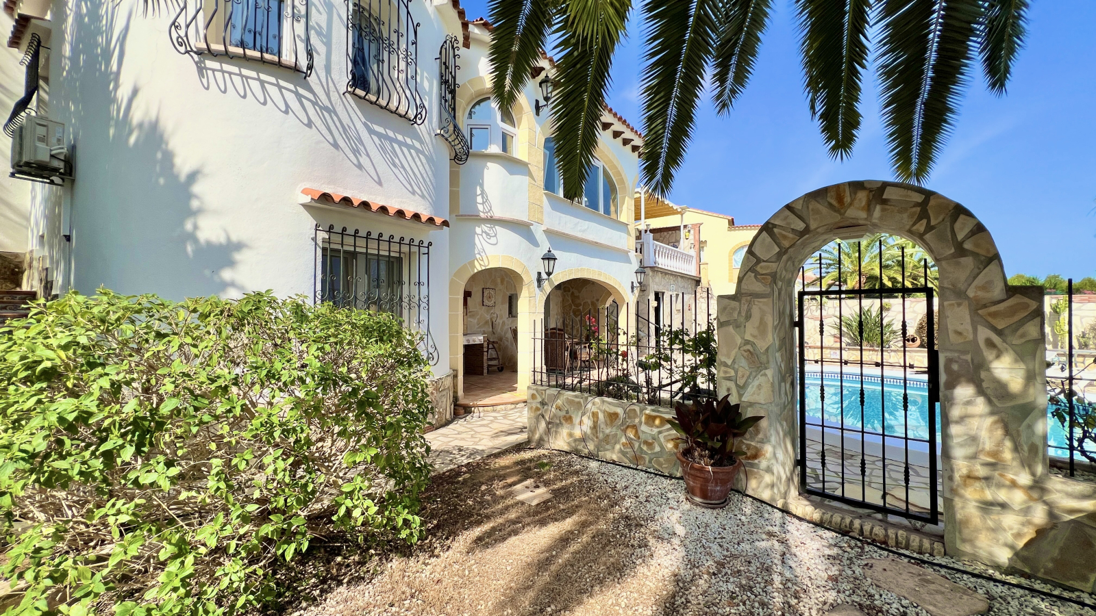 Casa de ensueño con vistas al mar y al castillo: 2 dormitorios, apartamento independiente, garaje y mucho más.