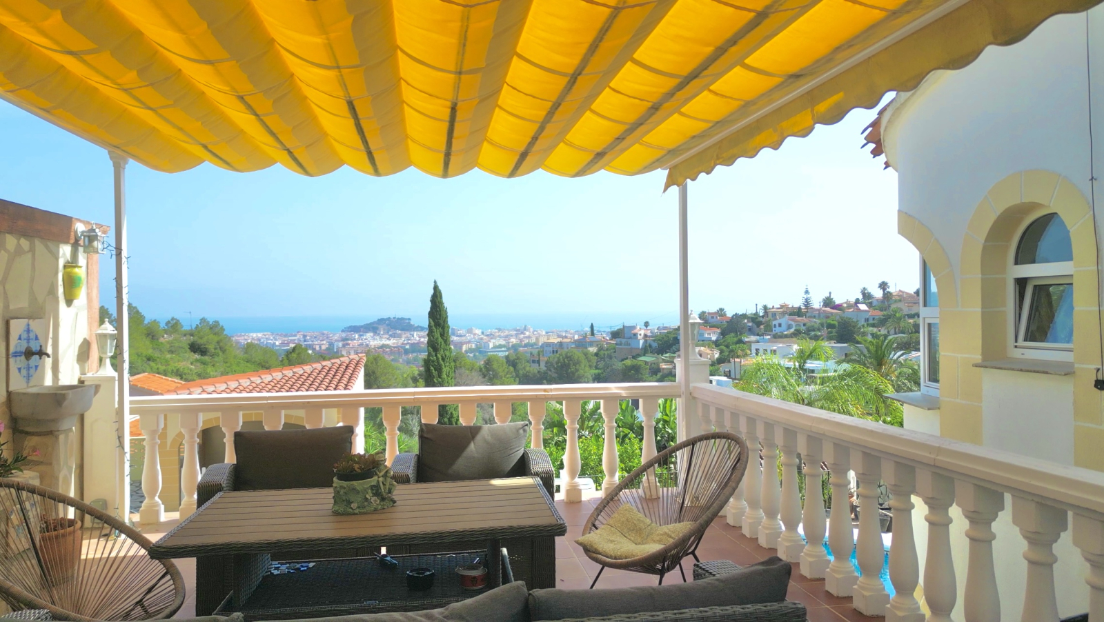 Casa de ensueño con vistas al mar y al castillo: 2 dormitorios, apartamento independiente, garaje y mucho más.