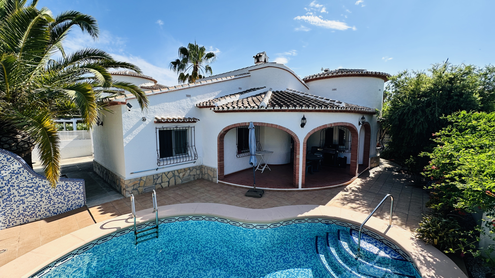 JS-1325 - Schöne Villa mit Pool, Klima und Zentralheizung, alles auf einer Ebene, Rollstuhl geeignet, gute Vermietbarkeit