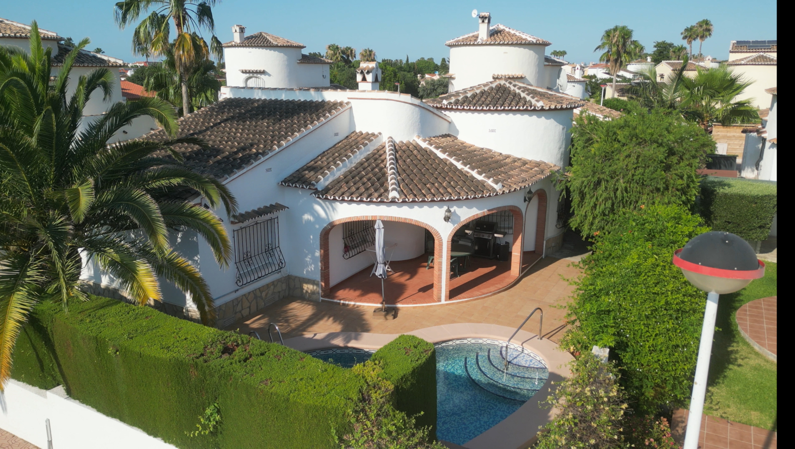 JS-1325 - Schöne Villa mit Pool, Klima und Zentralheizung, alles auf einer Ebene, Rollstuhl geeignet, gute Vermietbarkeit