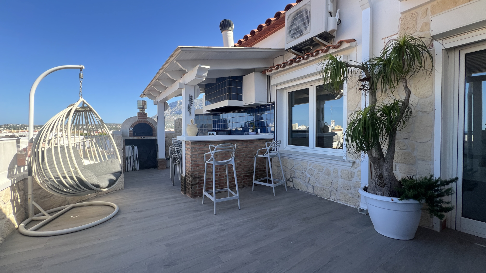 Ático Dúplex Reformado con Terraza de 50 m Vistas al Mar y al Castillo 