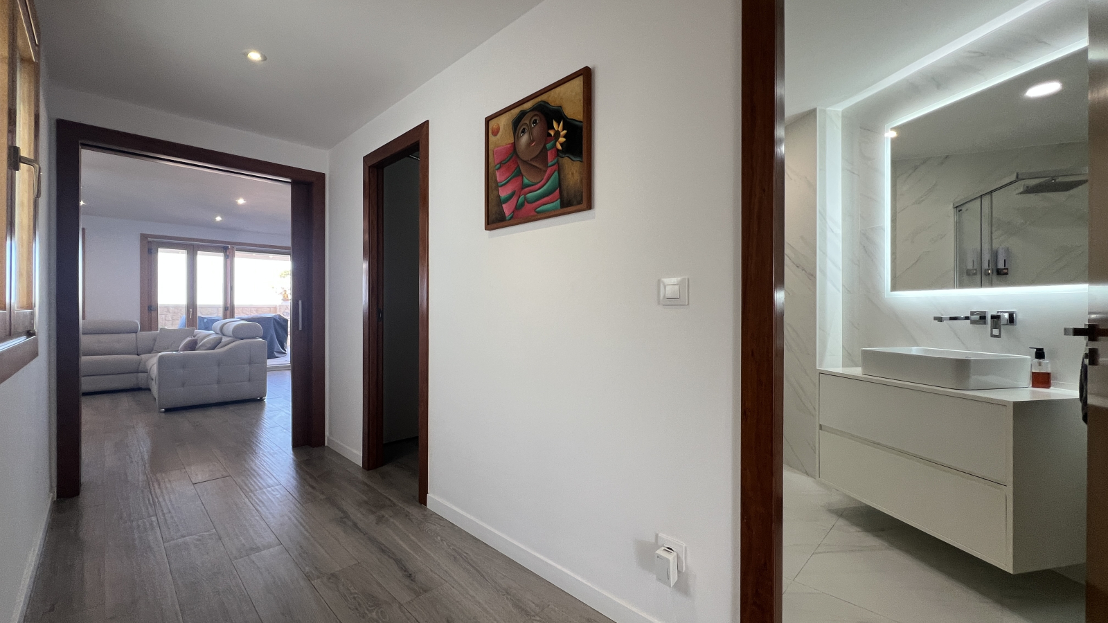 Ático Dúplex Reformado con Terraza de 50 m Vistas al Mar y al Castillo 