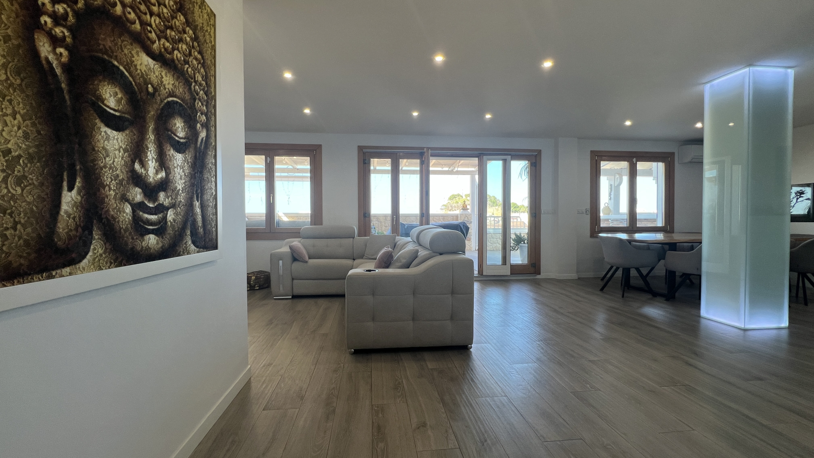 Ático Dúplex Reformado con Terraza de 50 m Vistas al Mar y al Castillo 