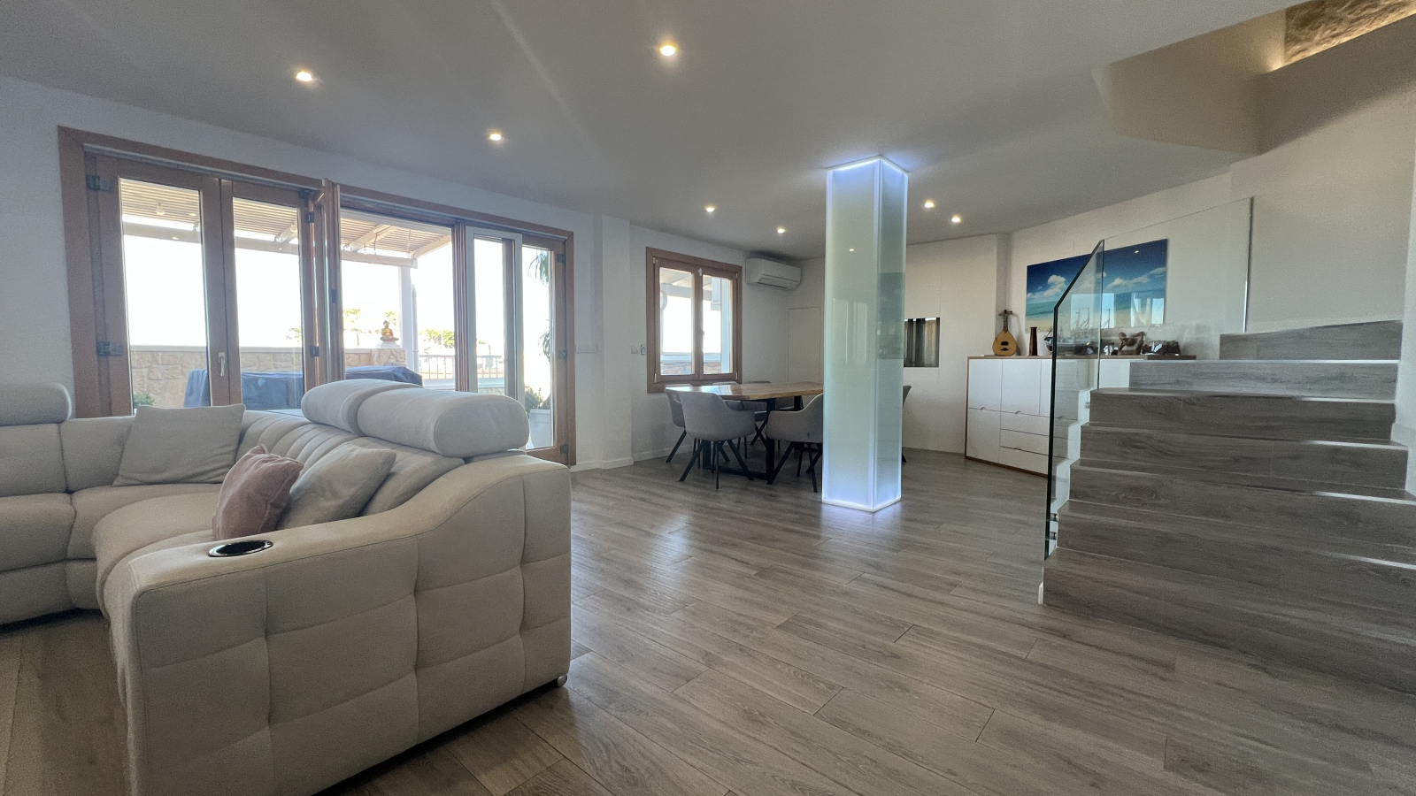Ático Dúplex Reformado con Terraza de 50 m Vistas al Mar y al Castillo 