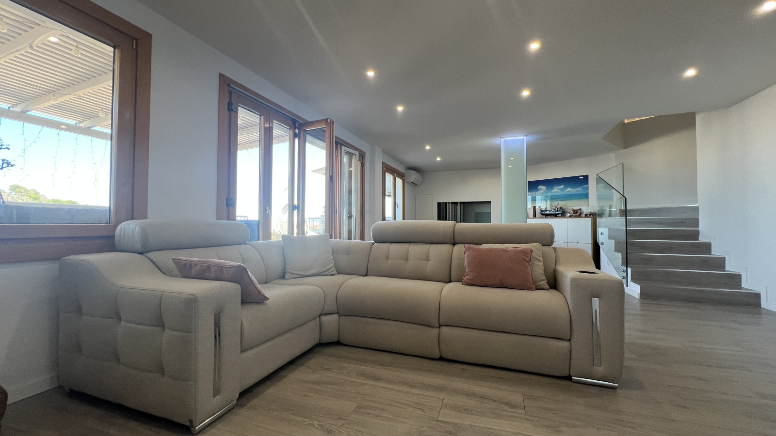 Ático Dúplex Reformado con Terraza de 50 m Vistas al Mar y al Castillo 
