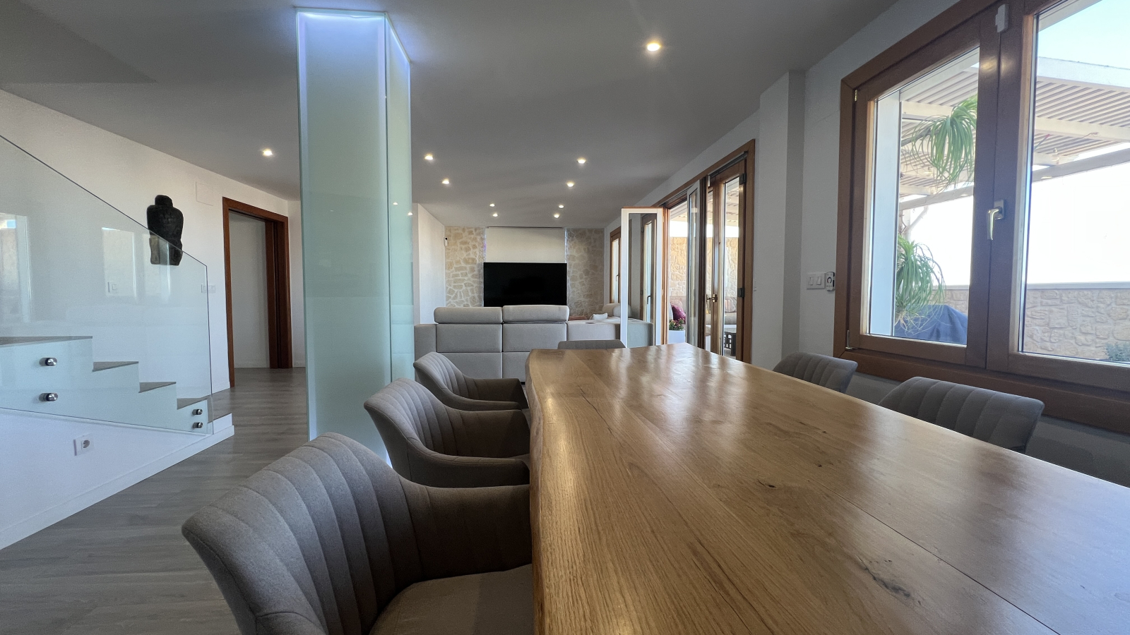 Ático Dúplex Reformado con Terraza de 50 m Vistas al Mar y al Castillo 
