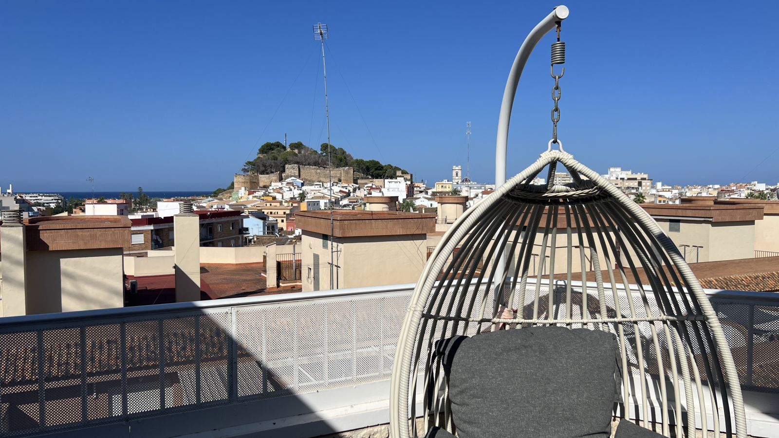 Ático Dúplex Reformado con Terraza de 50 m Vistas al Mar y al Castillo 